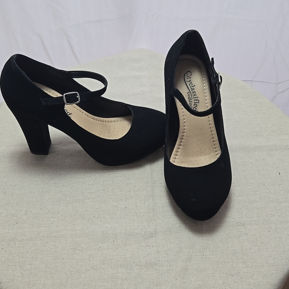 Black strap 4 inch heels cityclassified,velvet, size8 womens